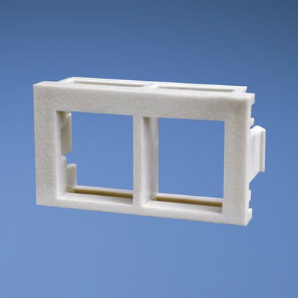 İki modül alanı, 1/3 boy düz modüler sokma. İki NetKey® Modülleri, Kapalı Beyaz kabul eder.