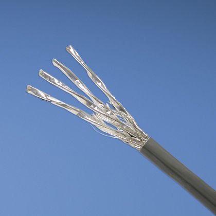 Kategori 7, 4-çift, 23AWG, S / FTP dışında bitki bakır kablo. Siyah, 500 metre / 1640 ayak makarası.