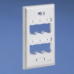 Mini Com Ultimate Kimlik Klasik serisi tek çete dikey aynası, altı Mini Com® Modülleri kabul etiket cepleri içerir. Beyaz kapalı. ETİKETLER DAHİL DEĞİLDİR