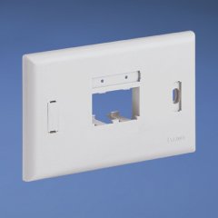 Mini Com Ultimate Kimlik Klasik serisi yatay aynası, iki Mini-Com® Modülleri kabul etiket cepleri içerir. Beyaz kapalı. ETİKETLER DAHİL DEĞİLDİR