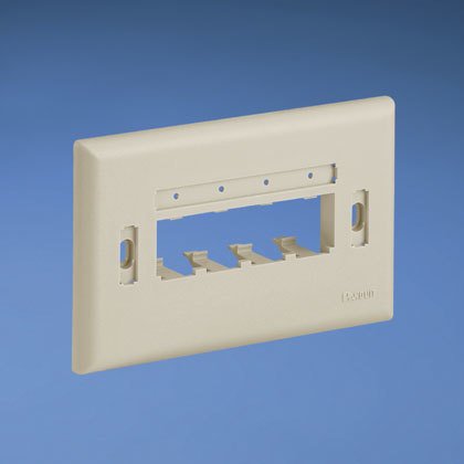 Mini Com Ultimate Kimlik Klasik serisi yatay aynası, dört Mini Com® Modülleri kabul etiket cepleri içerir. Elektrik Fildişi. ETİKETLER DAHİL DEĞİLDİR