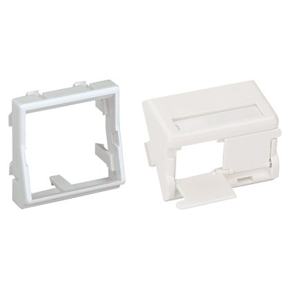 bir 1/2-boyutu ile Mini Com 45mm x 45mm adaptör kepenkli insert eğimli, iki Mini-Com modülleri kabul etiket ve etiket kapağı içerir. Siyah.