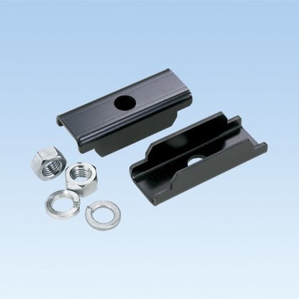 Braket standart EIA / TIA raflarının traverslerin ve üzerine kelepçe 5/8'' uzunluğunda üzerine sıkılır standart altıgen somunlar ve bölünmüş kilit rondelaları (dahil) ile tespit edilir, iki özdeş bileşenden oluşur çaplı rot (dahil değildir) dişli. Threa