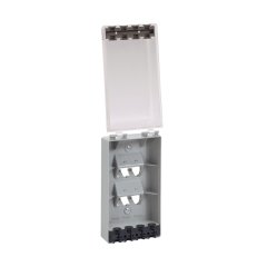 Kısa Com Tek grup, dikey su geçirmez eğimli ön panel, menteşeli kapağı ve vidalar, dört mini Com® Modülleri kabul eder. Açık.
