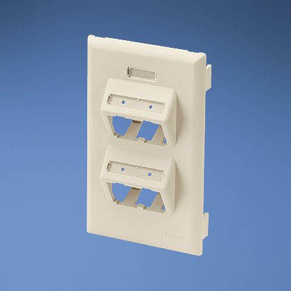Snap-on tek çete dikey eğimli iletişim koruyucu çerçevede. Dört PANDUIT® Mini Com® Moduless kadar Kabul (dahil değildir). Hiçbir ek montaj donanımı gerekli. TIA / EIA-606-B uyumlu.