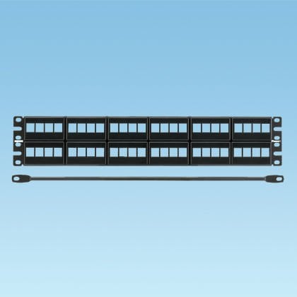 Siyah olan kapaklarla Keystone 48 bağlantı modüler bir patch panel bir gerilim azaltma çubuğu (2 TR) içerir.