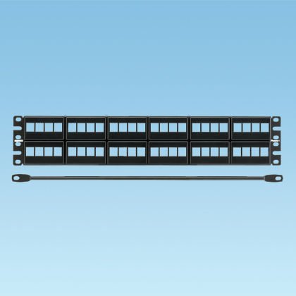 Siyah olan kapaklarla Keystone 48 bağlantı modüler bir patch panel bir gerilim azaltma çubuğu (2 TR) içerir.