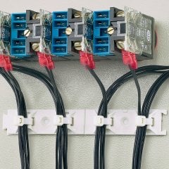 Birden köprü kablo bağı beyaz kullanımlar 6. (M3) vidalar veya kullanıcı yapıştırıcı temin monte. Hızlı ve kolay kısmı yönünü yapar ve 2.5'' aralığı bir delik (63.5 mm) arasındadır. Bu 5.13'' (130.3 x 19.0 mm) ve ABS plastikten mamul geniş uzunluk x 0.75'