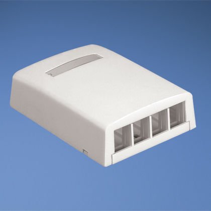 NetKey® yüzey kutusu dört kilit taşı Modülleri kabul monte. Yerleşik dahil çıkarılabilir blank.Supplied montaj vidaları, yapışkan sırtlı ve kablo bağı ile. Elektrik Fildişi.