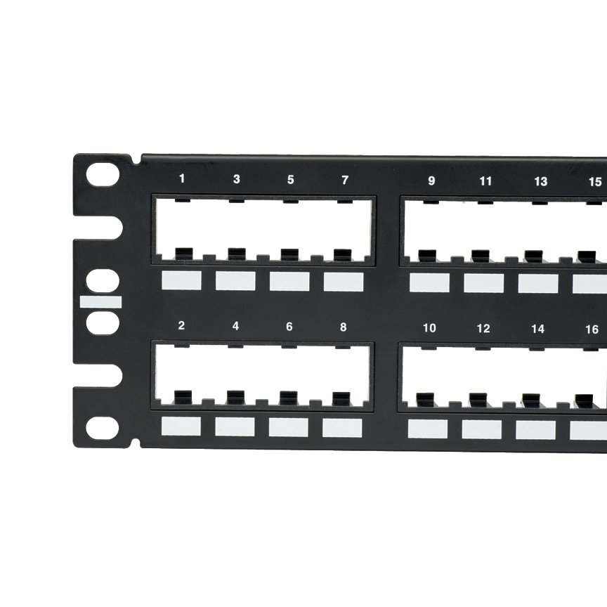 Kısa Com 48 bağlantı modüler gömme siyah patch panel monte, bağlantı noktaları, 4'te (2RU) dikey numaralandırma sekansı gruplandırılmış.