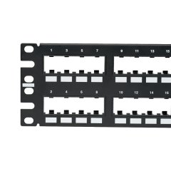 Kısa Com 48 bağlantı modüler gömme siyah patch panel monte, bağlantı noktaları, 4'te (2RU) dikey numaralandırma sekansı gruplandırılmış.