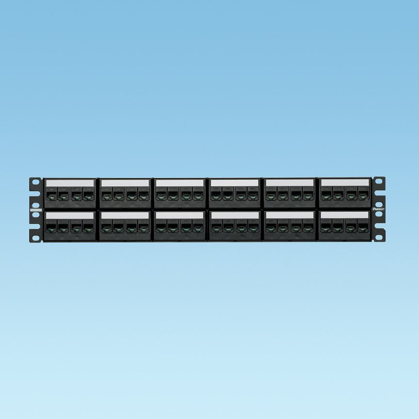 Kısa Com siyah kapaklarla 48 bağlantı modüler patch panel takımı; kırk sekiz Mini Com Kategori 6 jack modülleri, etiketler ve etiket kapakları, (2 RU) içerir.