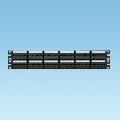 Kısa Com siyah kapaklarla 48 bağlantı modüler patch panel takımı; kırk sekiz Mini Com Kategori 6 jack modülleri, etiketler ve etiket kapakları, (2 RU) içerir.